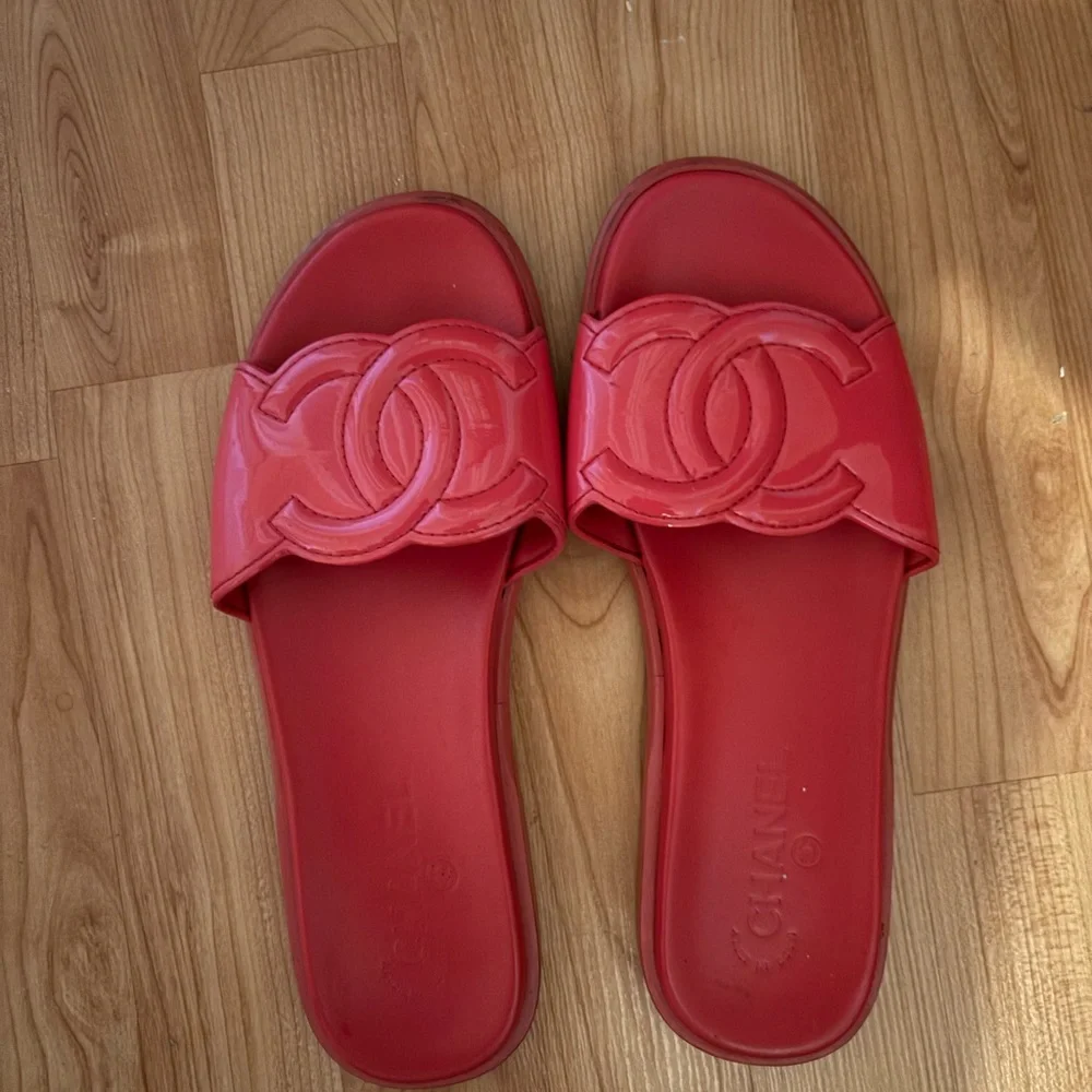 Chanel Red Sandals with Iconic CC Logo - Picture 2 of 9